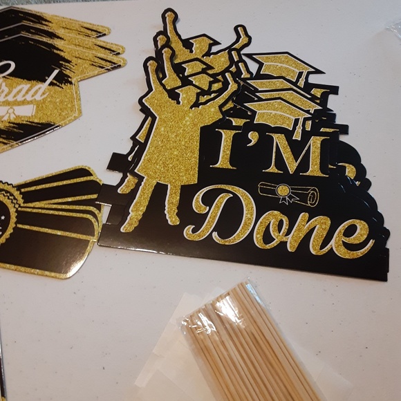 Graduation Decoration 32 Piece Set - Picture 3 of 4